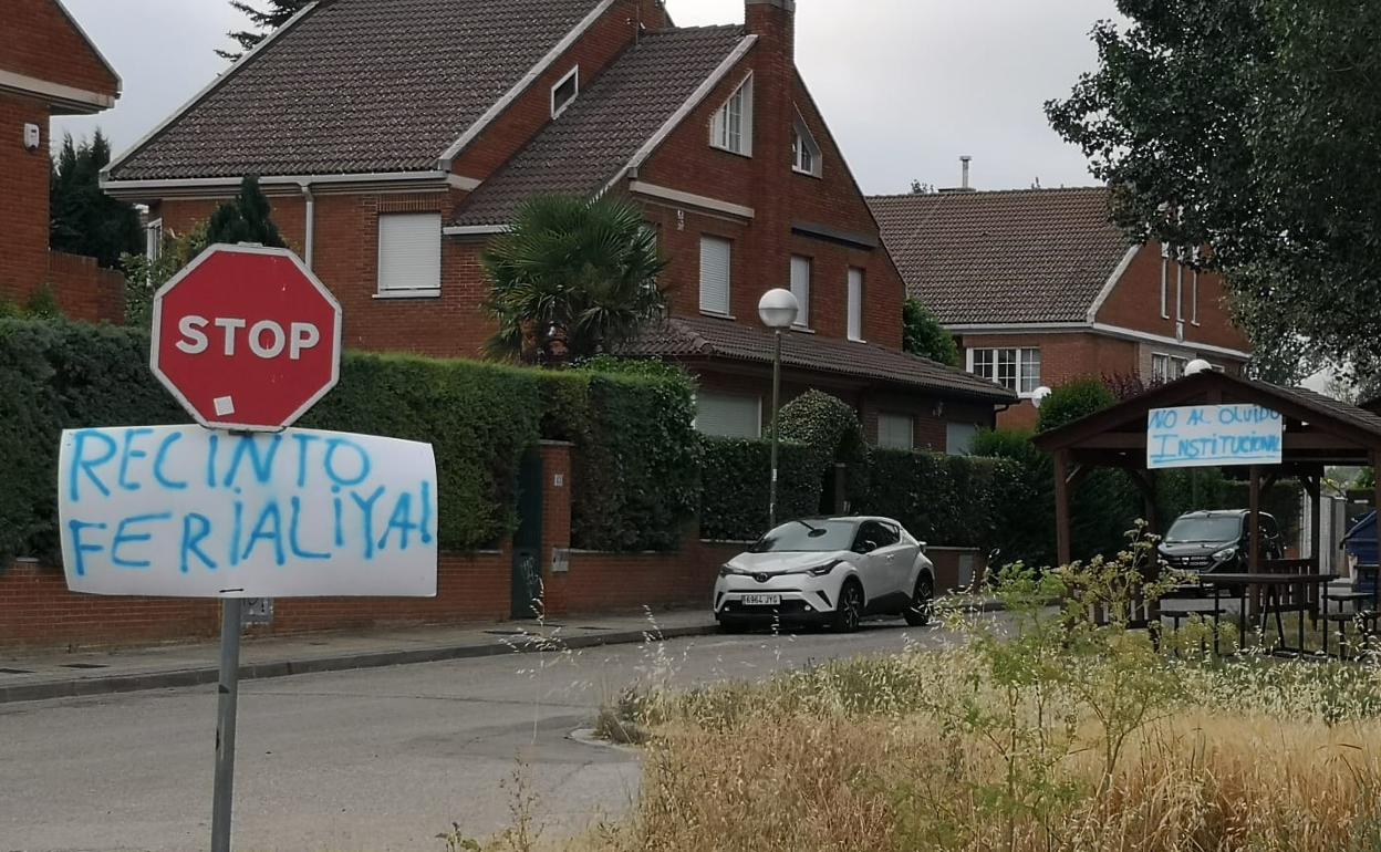 Los carteles han aparecido en algunas calles de Villatoro.