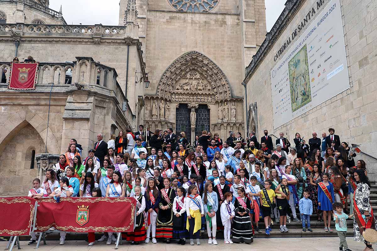 Fotos: Pregón infantil, danzantes, gigantillos y gigantones y el himno a Burgos en una mañana de tradiciones