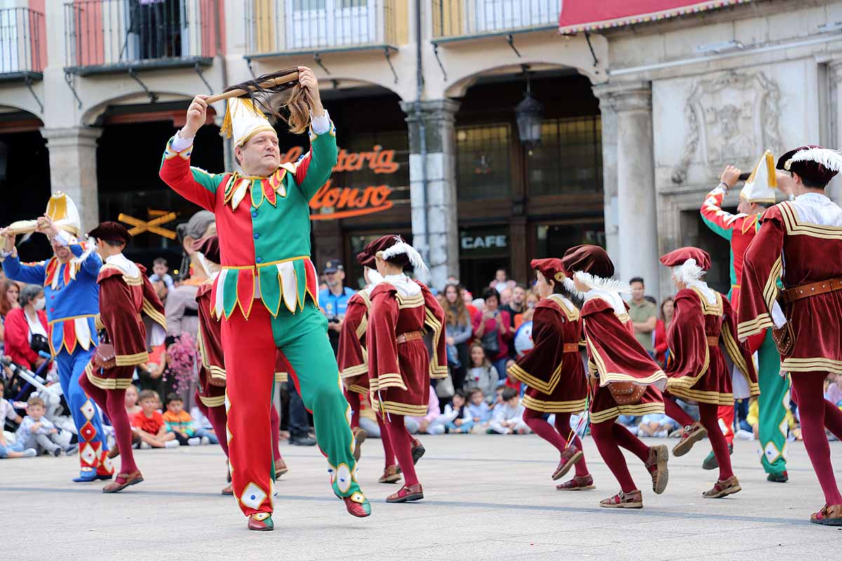 Fotos: Pregón infantil, danzantes, gigantillos y gigantones y el himno a Burgos en una mañana de tradiciones