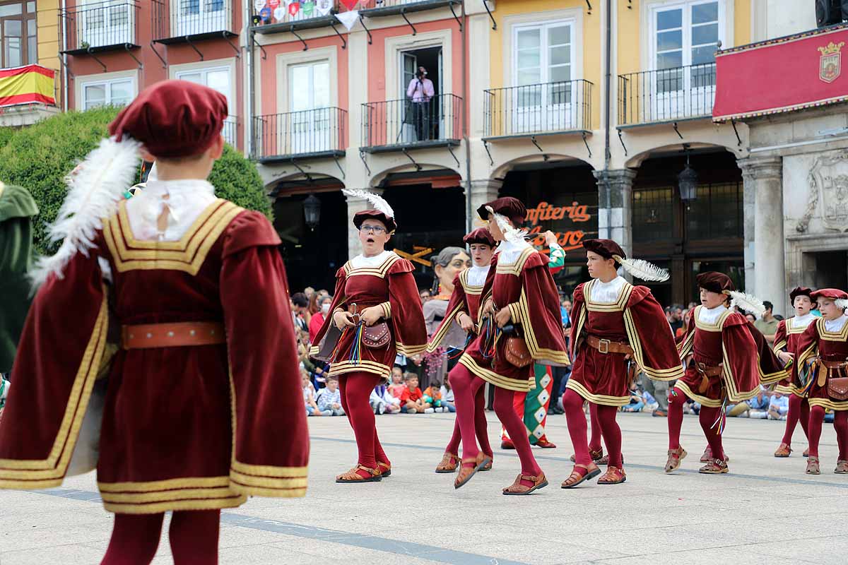 Fotos: Pregón infantil, danzantes, gigantillos y gigantones y el himno a Burgos en una mañana de tradiciones