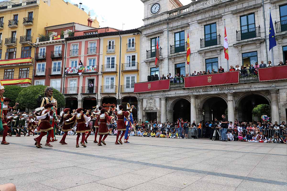 Fotos: Pregón infantil, danzantes, gigantillos y gigantones y el himno a Burgos en una mañana de tradiciones