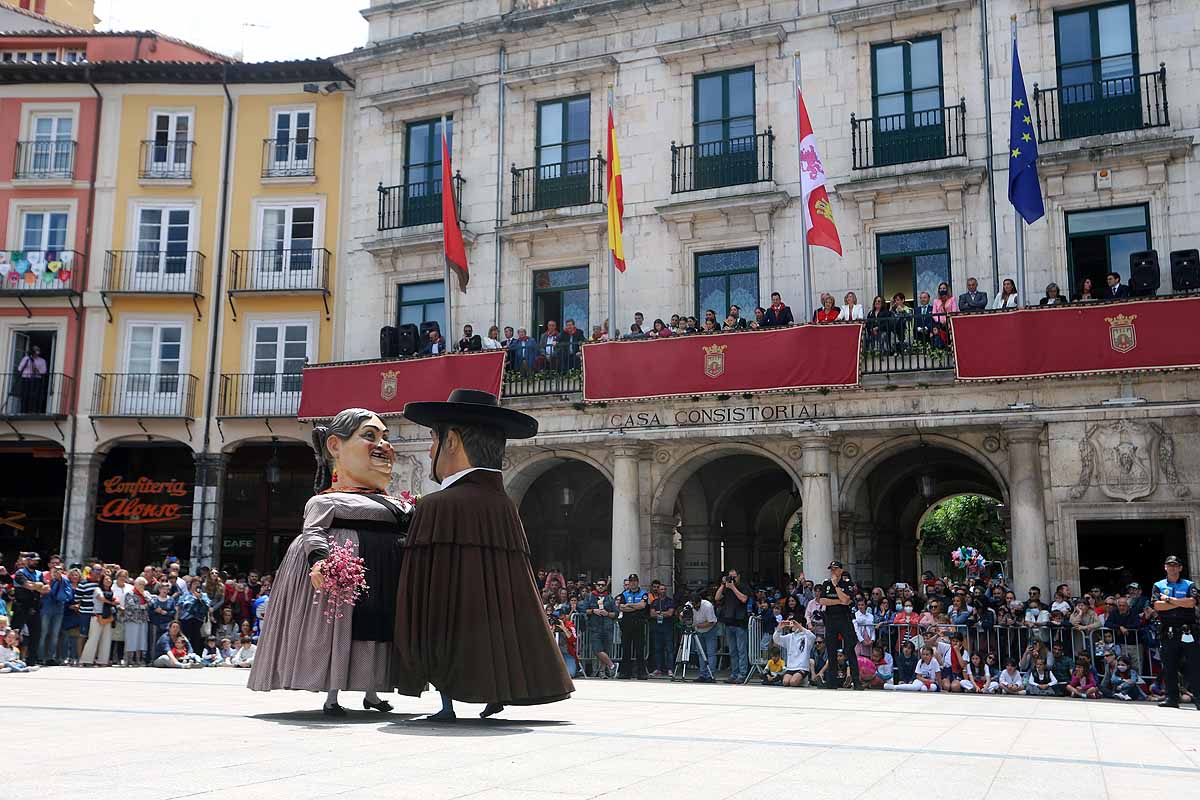 Fotos: Pregón infantil, danzantes, gigantillos y gigantones y el himno a Burgos en una mañana de tradiciones