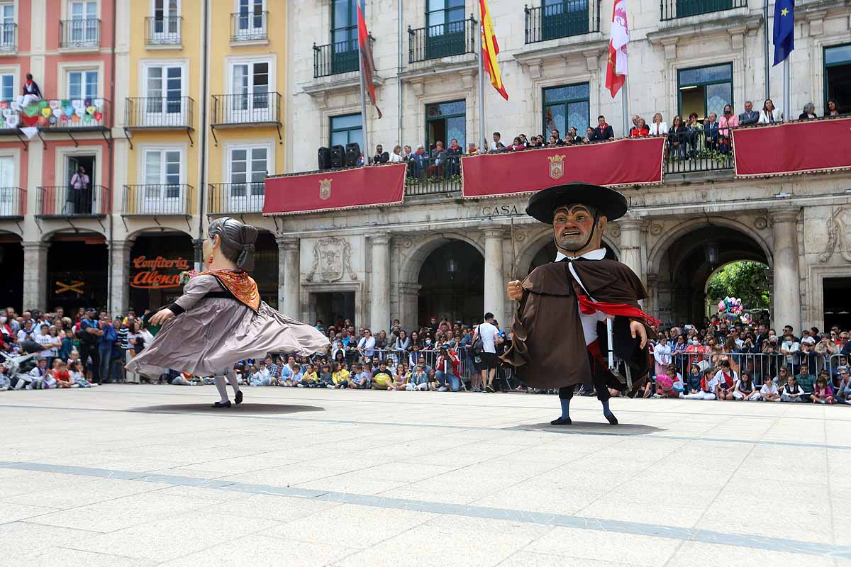 Fotos: Pregón infantil, danzantes, gigantillos y gigantones y el himno a Burgos en una mañana de tradiciones