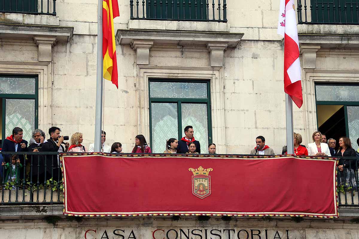 Fotos: Pregón infantil, danzantes, gigantillos y gigantones y el himno a Burgos en una mañana de tradiciones