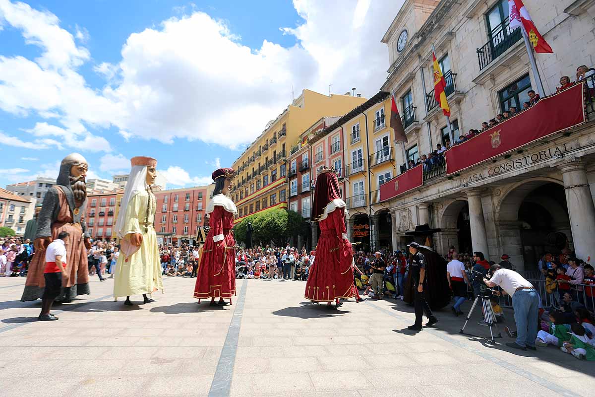 Fotos: Pregón infantil, danzantes, gigantillos y gigantones y el himno a Burgos en una mañana de tradiciones