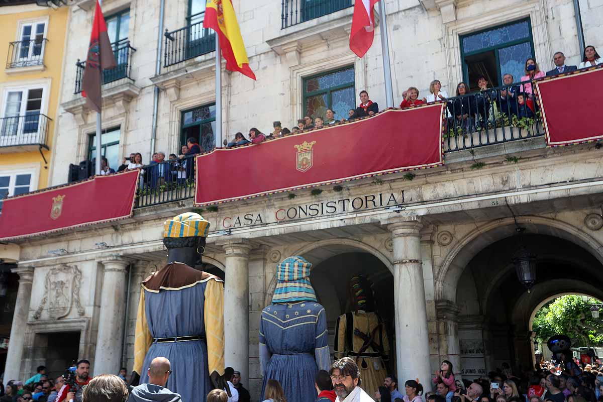 Fotos: Pregón infantil, danzantes, gigantillos y gigantones y el himno a Burgos en una mañana de tradiciones