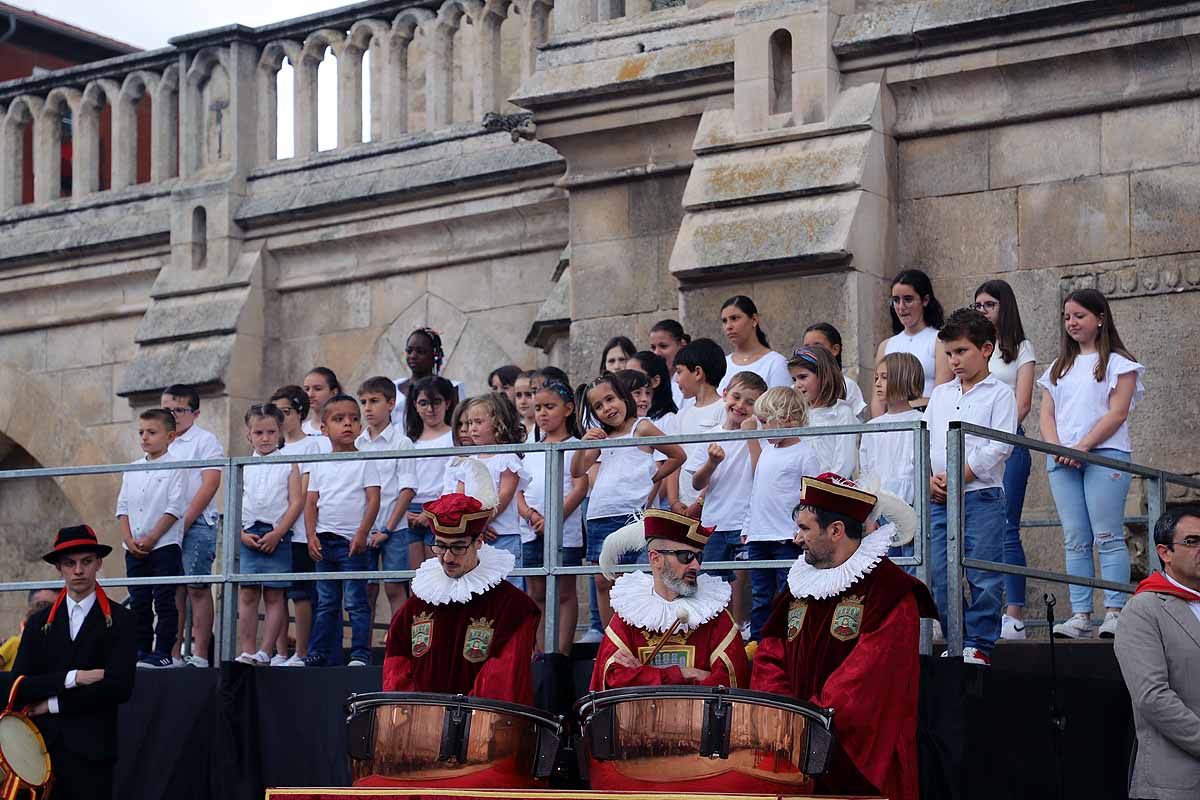 Fotos: Pregón infantil, danzantes, gigantillos y gigantones y el himno a Burgos en una mañana de tradiciones