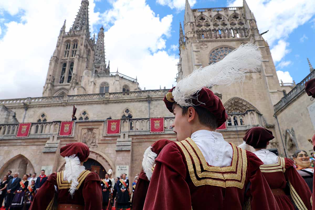 Fotos: Pregón infantil, danzantes, gigantillos y gigantones y el himno a Burgos en una mañana de tradiciones