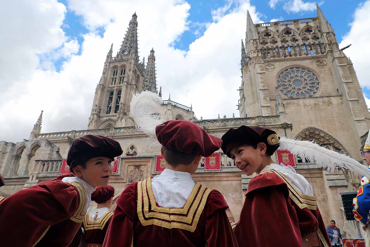 Fotos: Pregón infantil, danzantes, gigantillos y gigantones y el himno a Burgos en una mañana de tradiciones