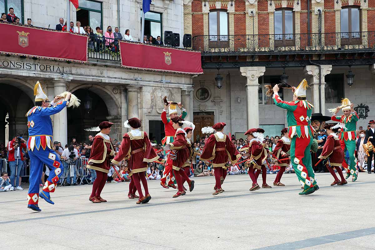 Fotos: Pregón infantil, danzantes, gigantillos y gigantones y el himno a Burgos en una mañana de tradiciones