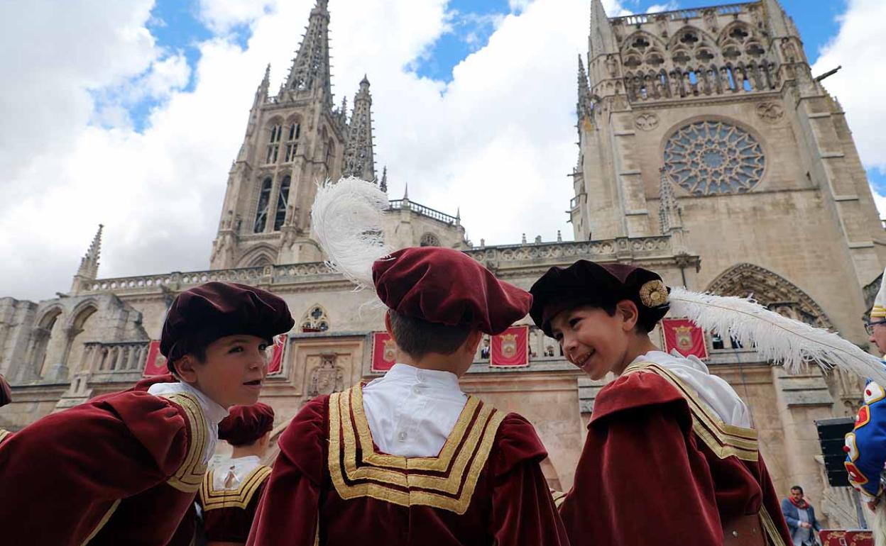 Los danzantes de Burgos están presentes en los actos festivos. 