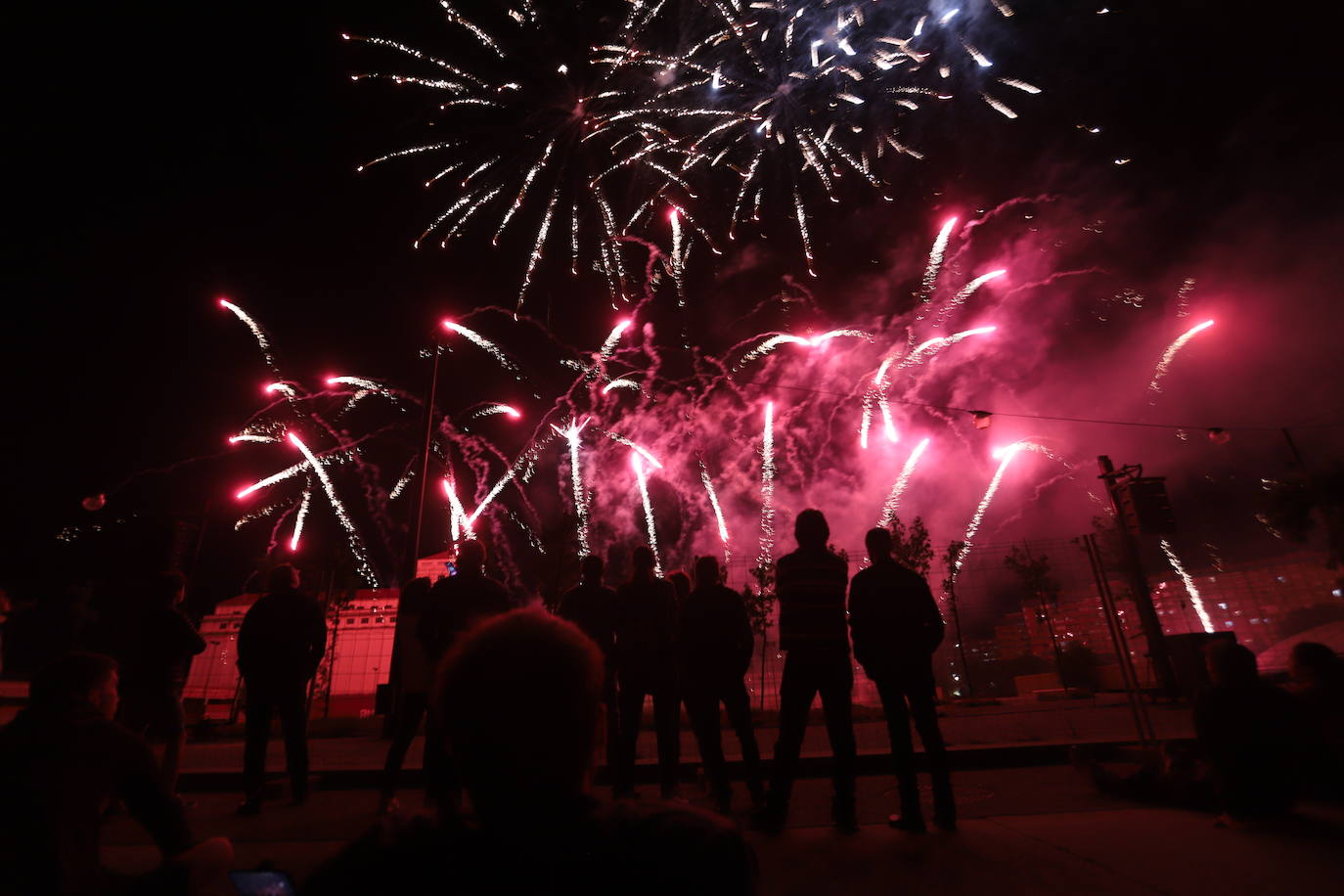 Fotos: Música, luz y color se unen en el cielo burgalés para inaugurar los Sampedros