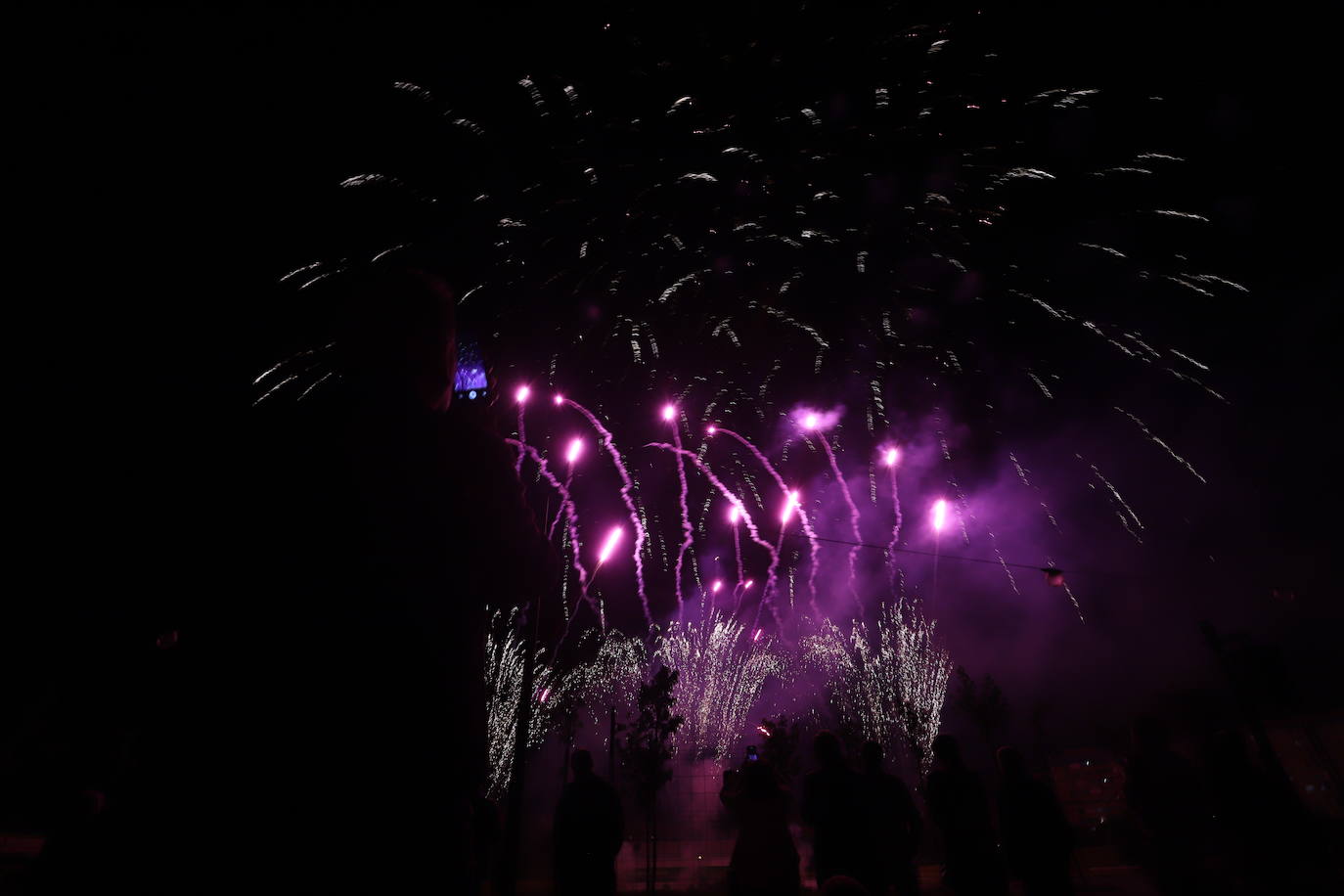 Fotos: Música, luz y color se unen en el cielo burgalés para inaugurar los Sampedros