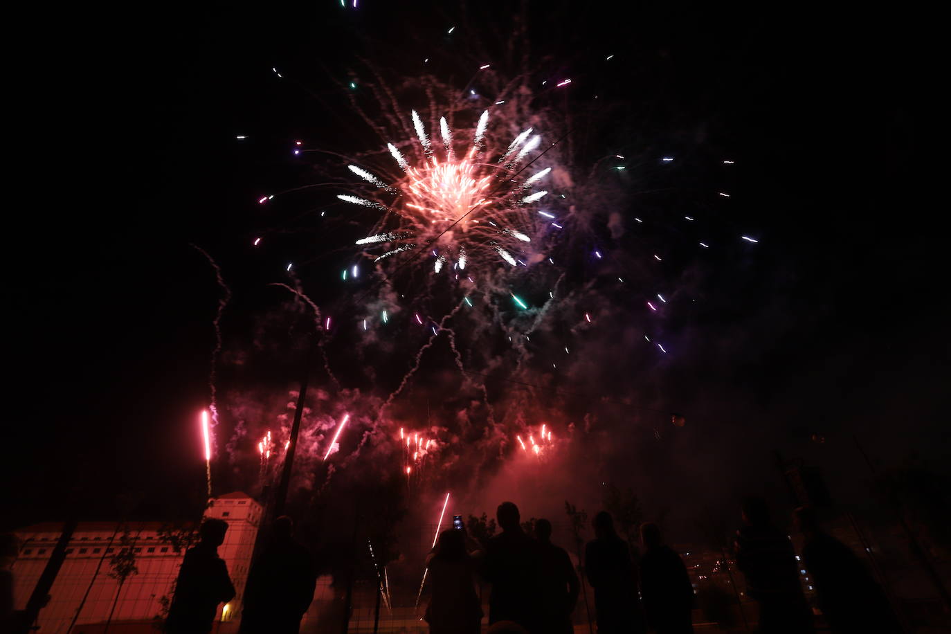 Fotos: Música, luz y color se unen en el cielo burgalés para inaugurar los Sampedros