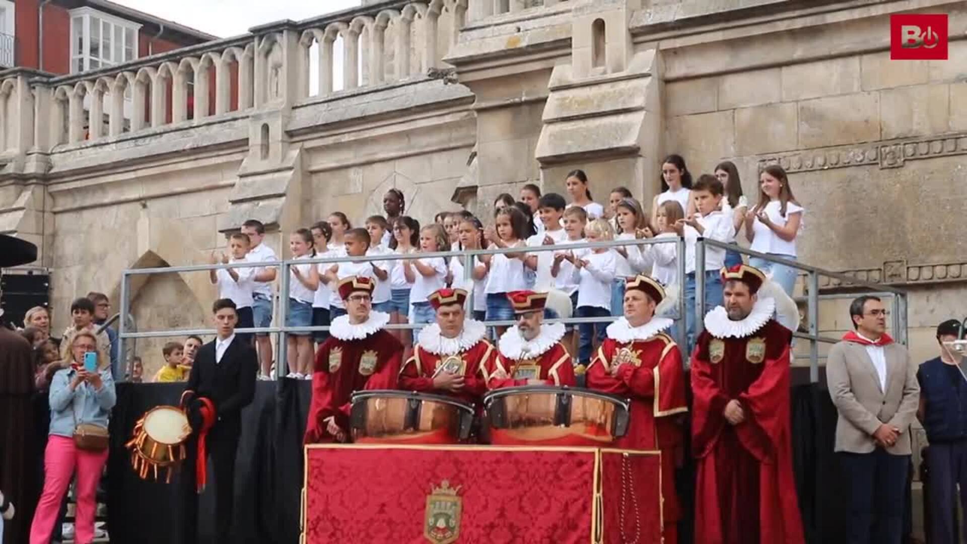 Los gigantillos y gigantones danzan y los burgaleses entonan el himno a Burgos