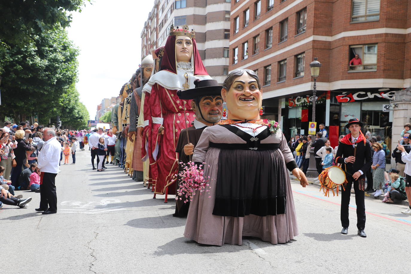 Las peñas desfilan por las calles de Burgos a ritmo de charanga, a golpe de pañuelo y escoltando a las carrozas para celebrar los Sampedros