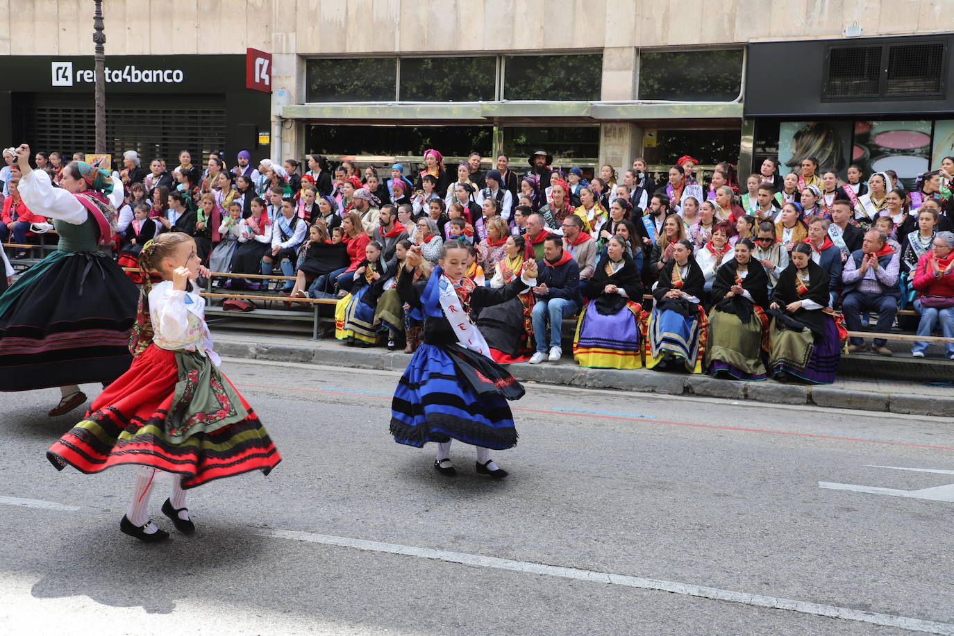 Las peñas desfilan por las calles de Burgos a ritmo de charanga, a golpe de pañuelo y escoltando a las carrozas para celebrar los Sampedros