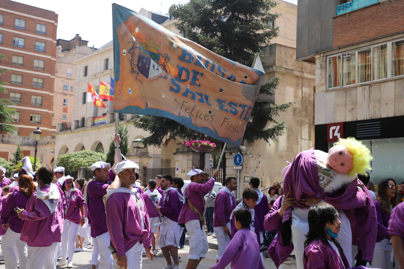 Las peñas desfilan por las calles de Burgos a ritmo de charanga, a golpe de pañuelo y escoltando a las carrozas para celebrar los Sampedros