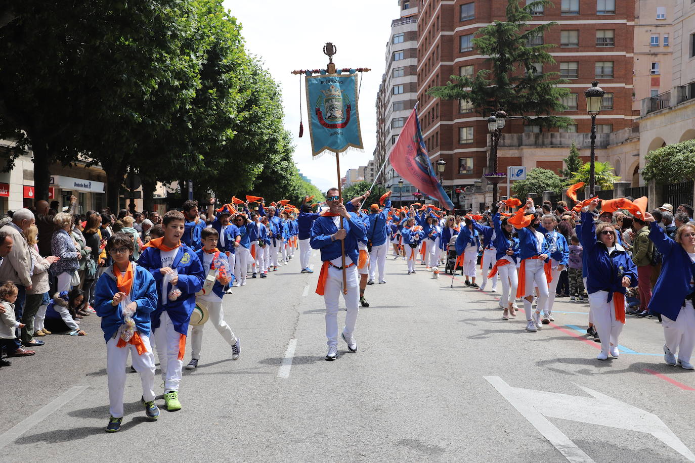 Las peñas desfilan por las calles de Burgos a ritmo de charanga, a golpe de pañuelo y escoltando a las carrozas para celebrar los Sampedros