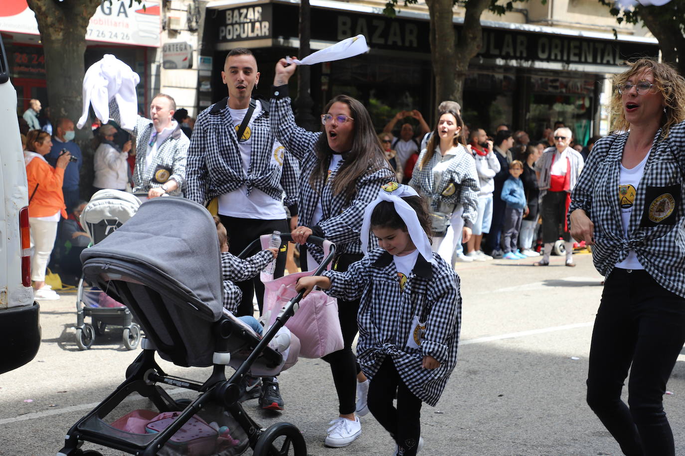 Las peñas desfilan por las calles de Burgos a ritmo de charanga, a golpe de pañuelo y escoltando a las carrozas para celebrar los Sampedros