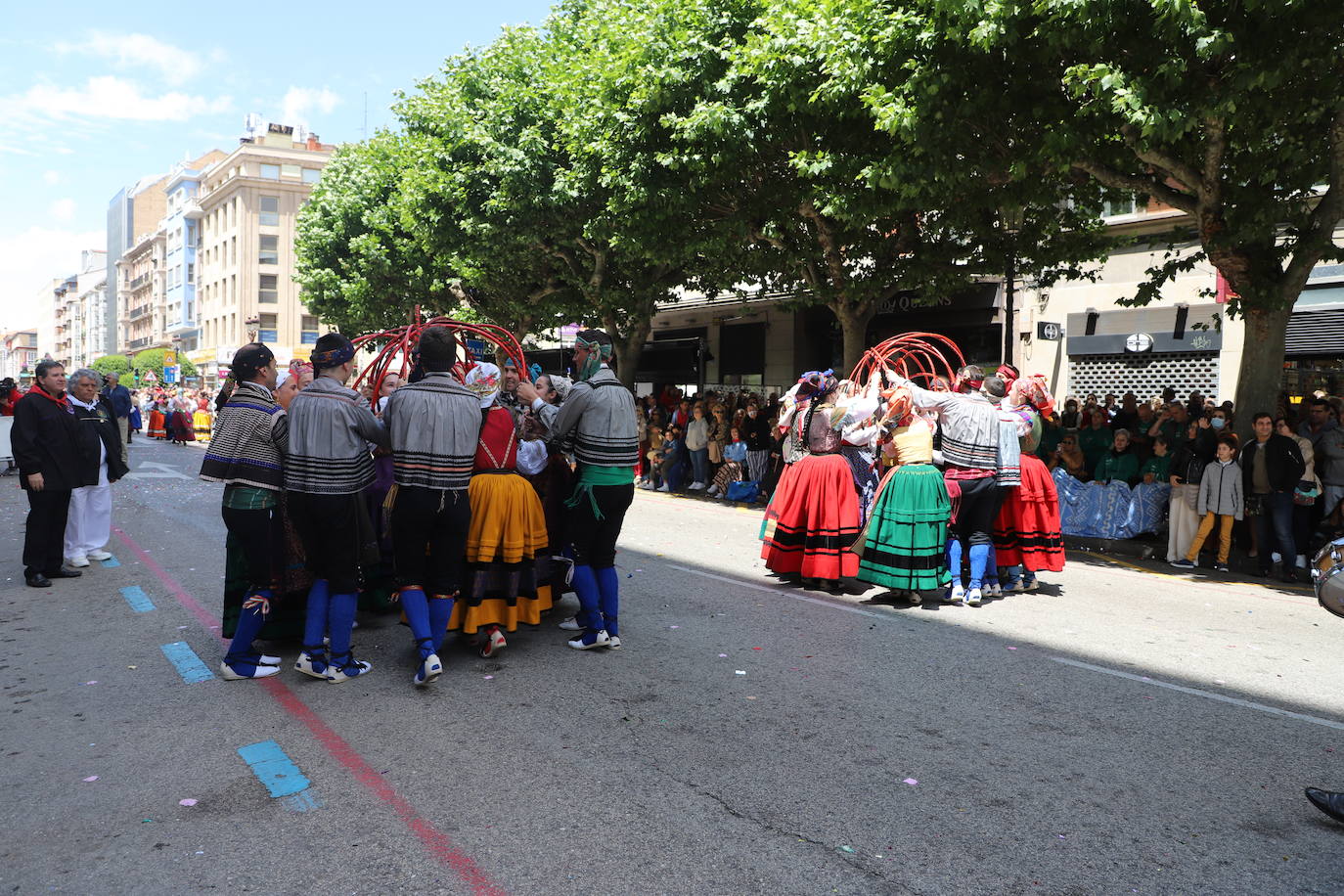 Las peñas desfilan por las calles de Burgos a ritmo de charanga, a golpe de pañuelo y escoltando a las carrozas para celebrar los Sampedros