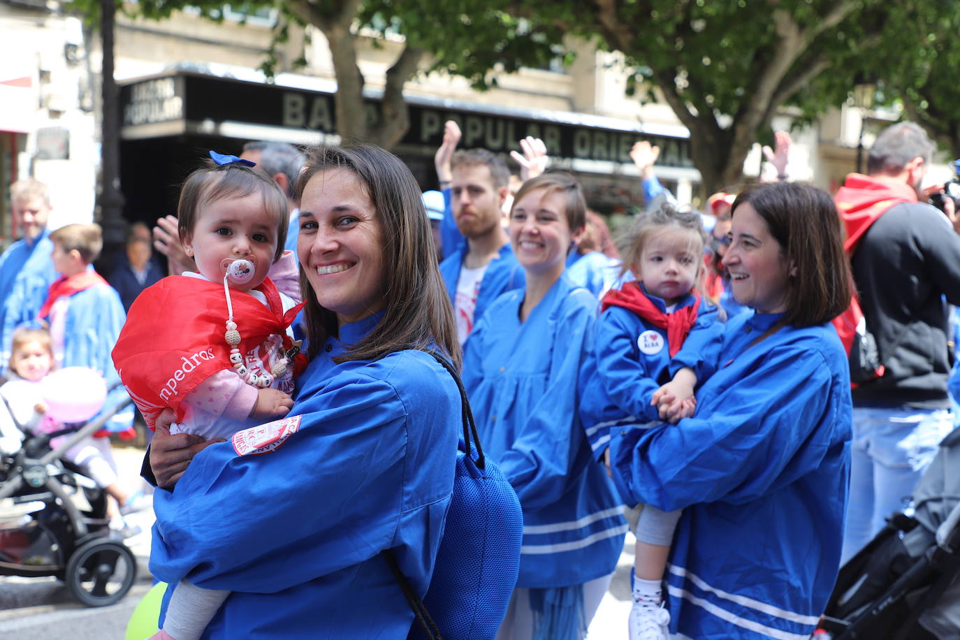 Las peñas desfilan por las calles de Burgos a ritmo de charanga, a golpe de pañuelo y escoltando a las carrozas para celebrar los Sampedros