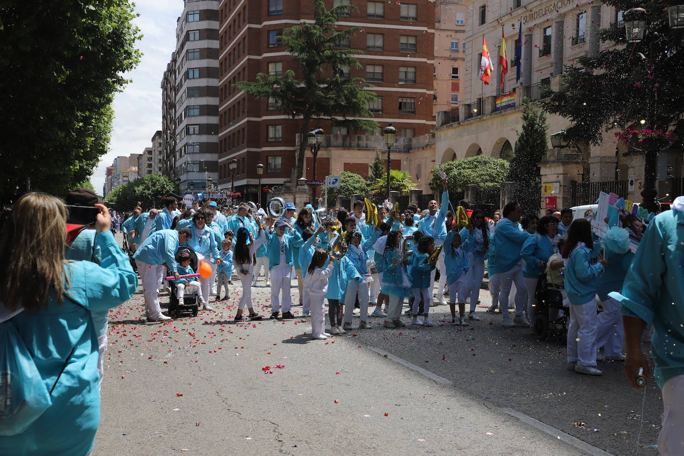 Las peñas desfilan por las calles de Burgos a ritmo de charanga, a golpe de pañuelo y escoltando a las carrozas para celebrar los Sampedros