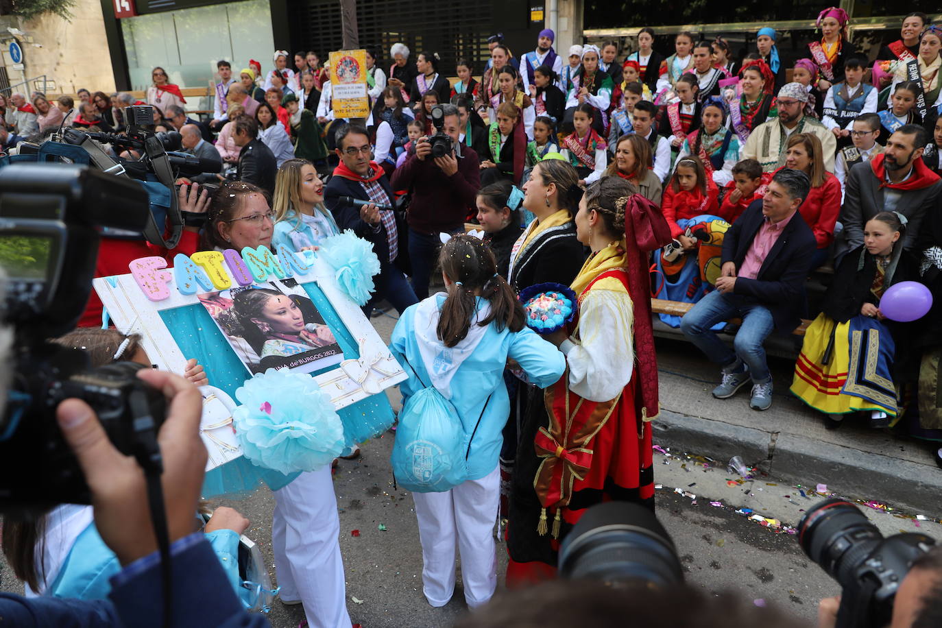 Las peñas desfilan por las calles de Burgos a ritmo de charanga, a golpe de pañuelo y escoltando a las carrozas para celebrar los Sampedros