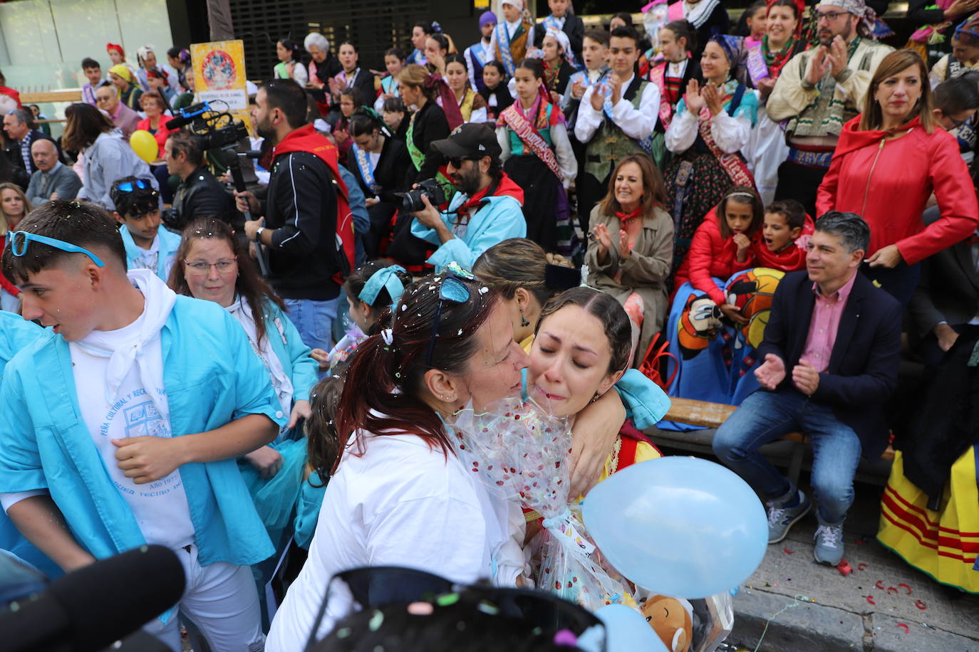 Las peñas desfilan por las calles de Burgos a ritmo de charanga, a golpe de pañuelo y escoltando a las carrozas para celebrar los Sampedros