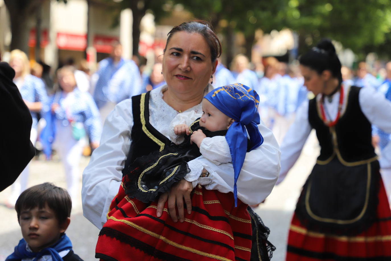 Las peñas desfilan por las calles de Burgos a ritmo de charanga, a golpe de pañuelo y escoltando a las carrozas para celebrar los Sampedros