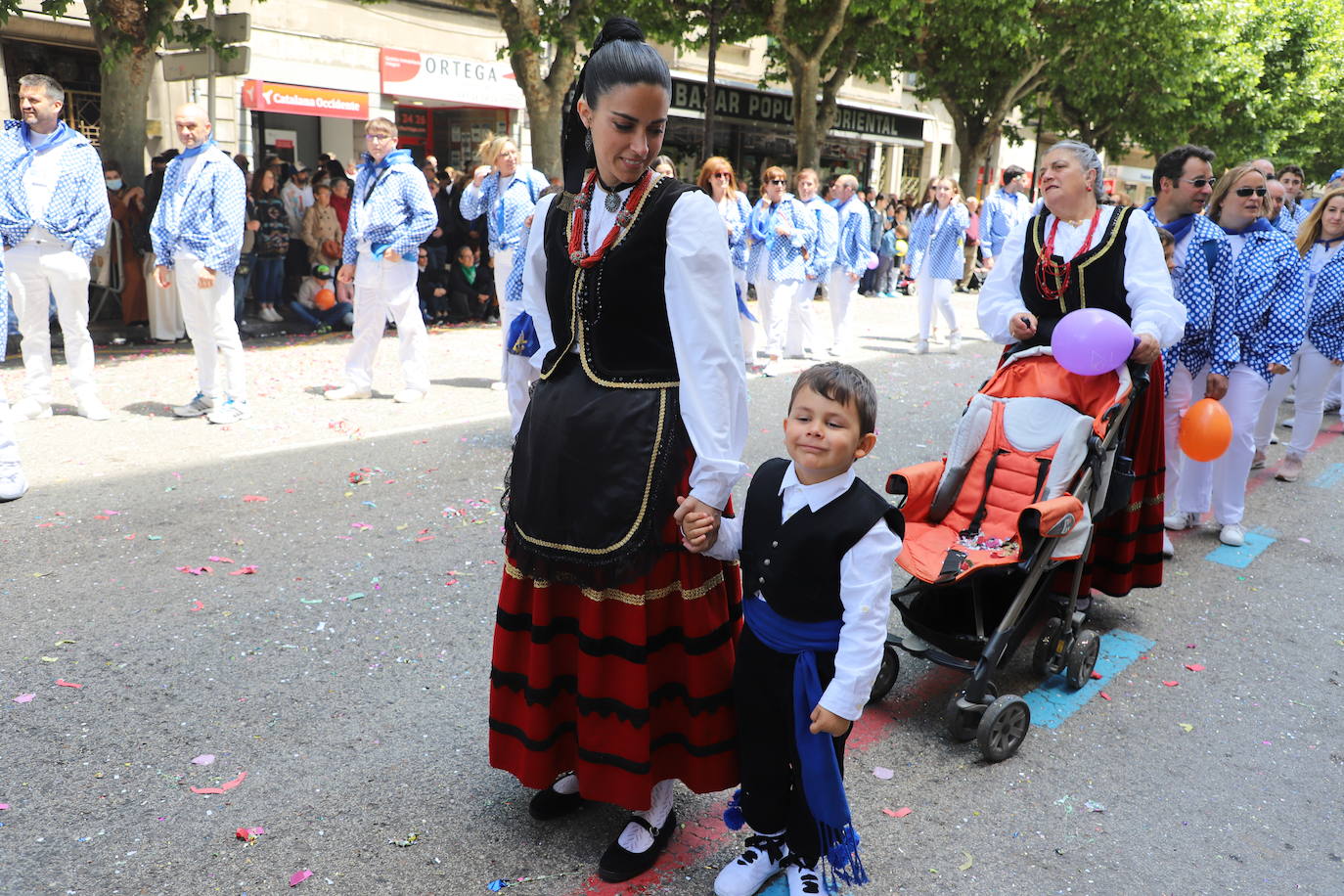 Las peñas desfilan por las calles de Burgos a ritmo de charanga, a golpe de pañuelo y escoltando a las carrozas para celebrar los Sampedros