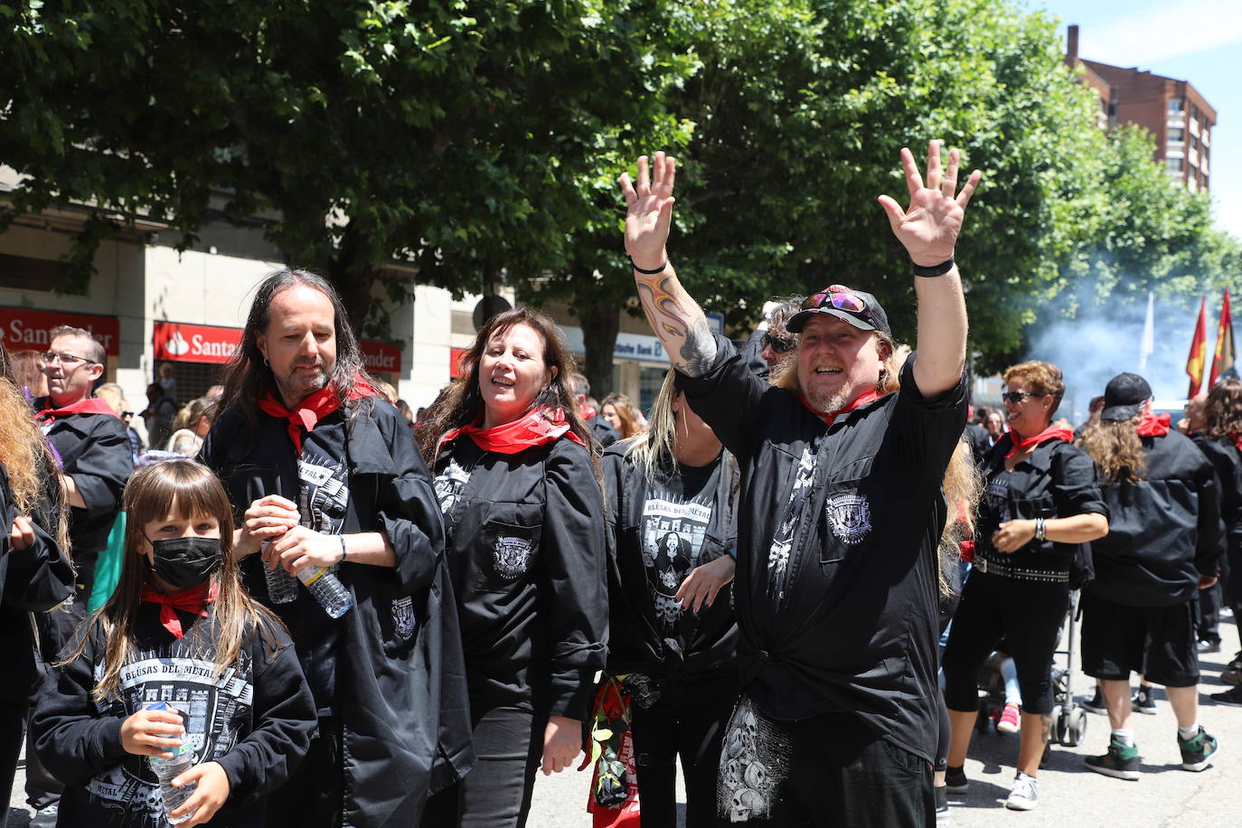 Las peñas desfilan por las calles de Burgos a ritmo de charanga, a golpe de pañuelo y escoltando a las carrozas para celebrar los Sampedros