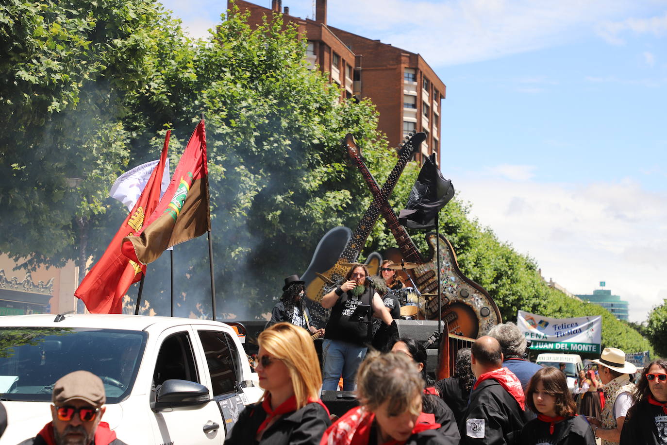 Las carrozas, escoltadas por sus peñas, han lucido de nuevo en los Sampedros por las calles de Burgos