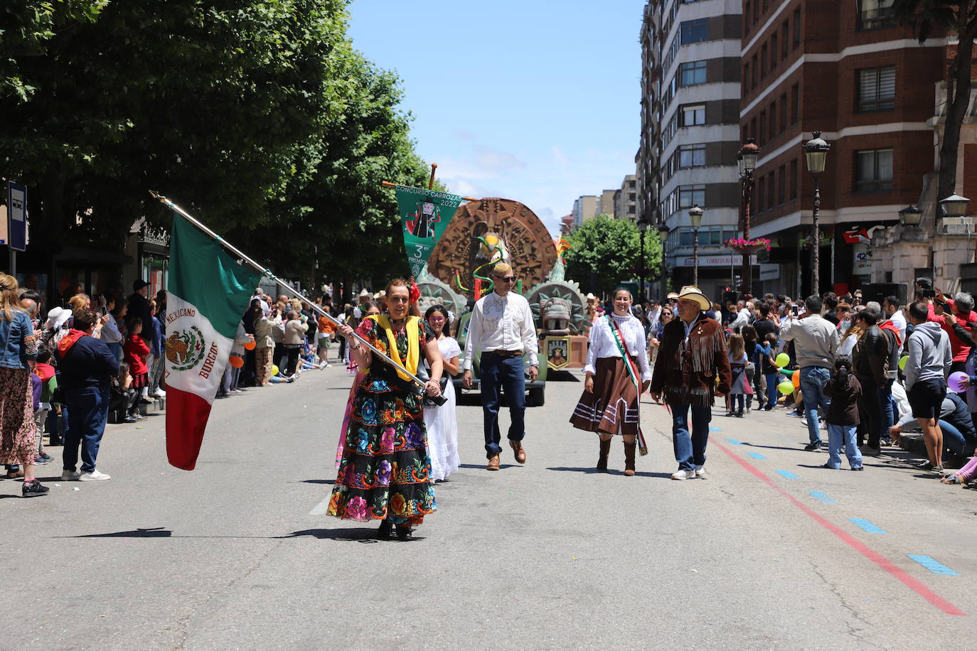 Las peñas desfilan por las calles de Burgos a ritmo de charanga, a golpe de pañuelo y escoltando a las carrozas para celebrar los Sampedros