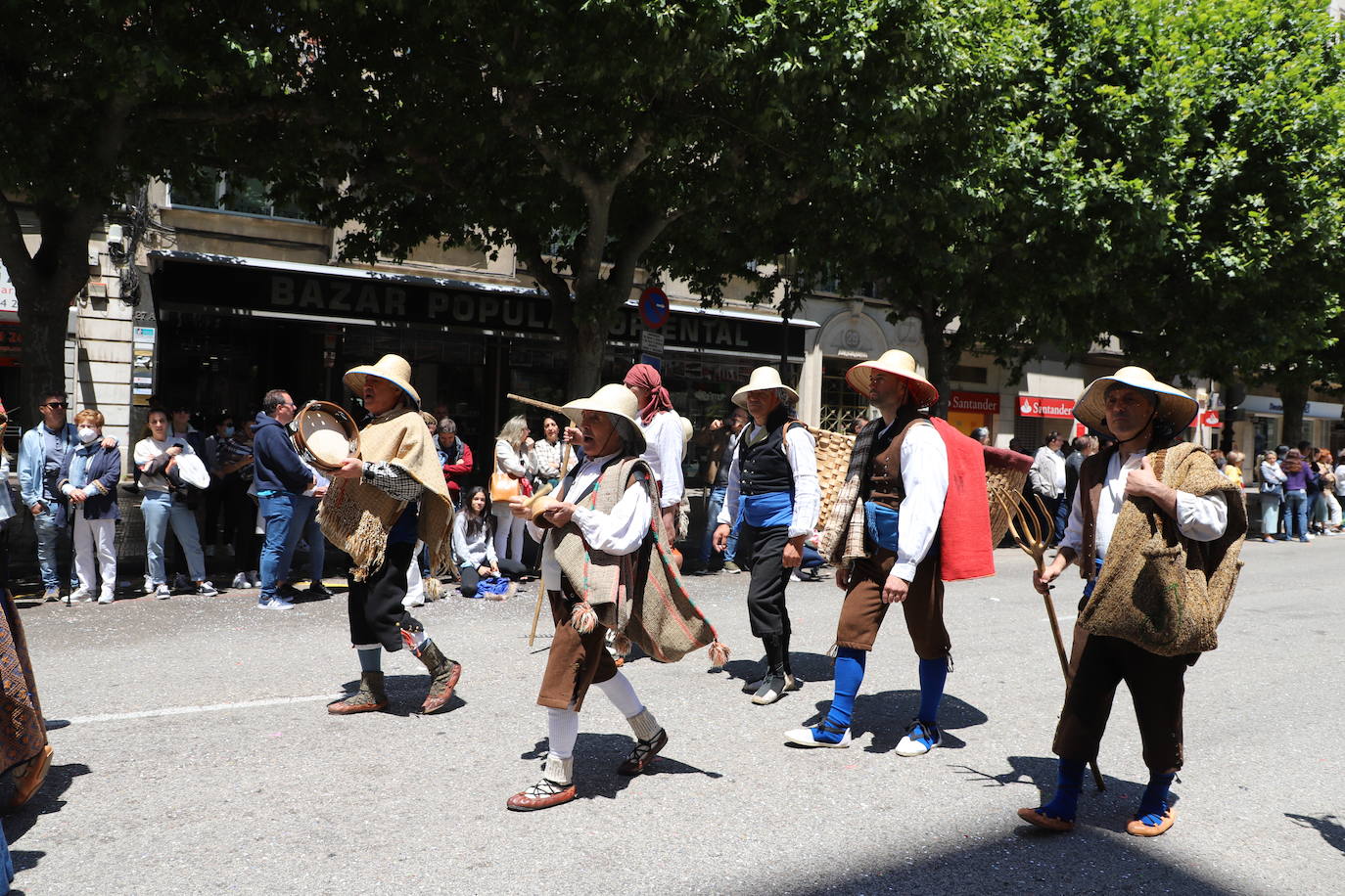 Las peñas desfilan por las calles de Burgos a ritmo de charanga, a golpe de pañuelo y escoltando a las carrozas para celebrar los Sampedros