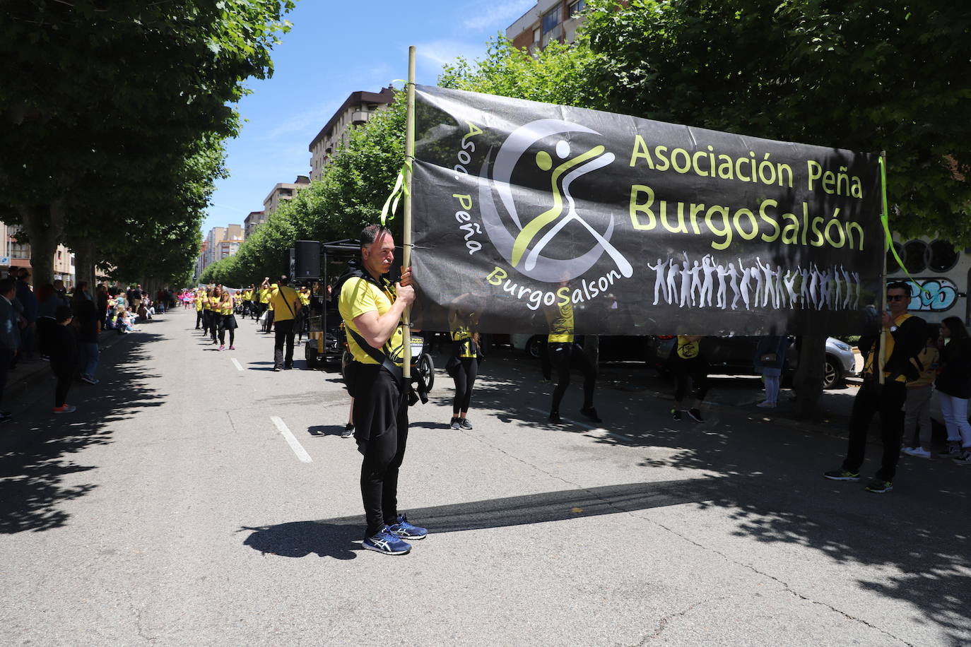 Las peñas desfilan por las calles de Burgos a ritmo de charanga, a golpe de pañuelo y escoltando a las carrozas para celebrar los Sampedros