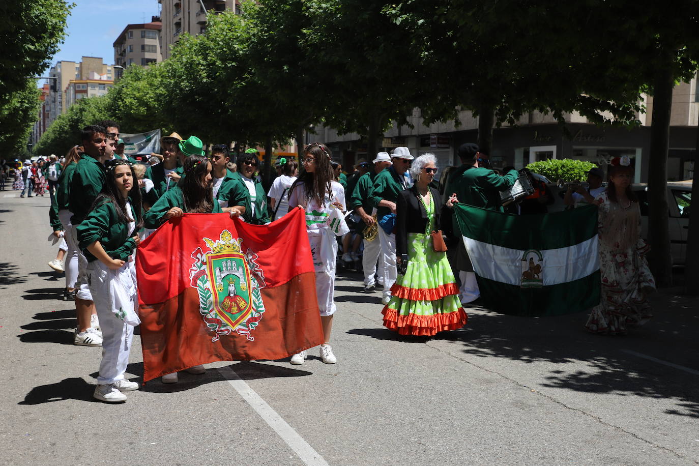 Las peñas desfilan por las calles de Burgos a ritmo de charanga, a golpe de pañuelo y escoltando a las carrozas para celebrar los Sampedros