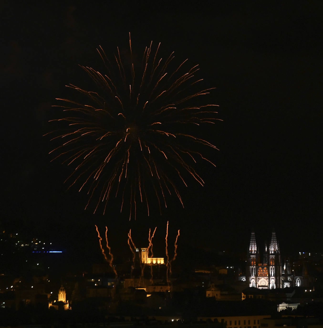 Fuegos artificiales desde el Puente de Castilla