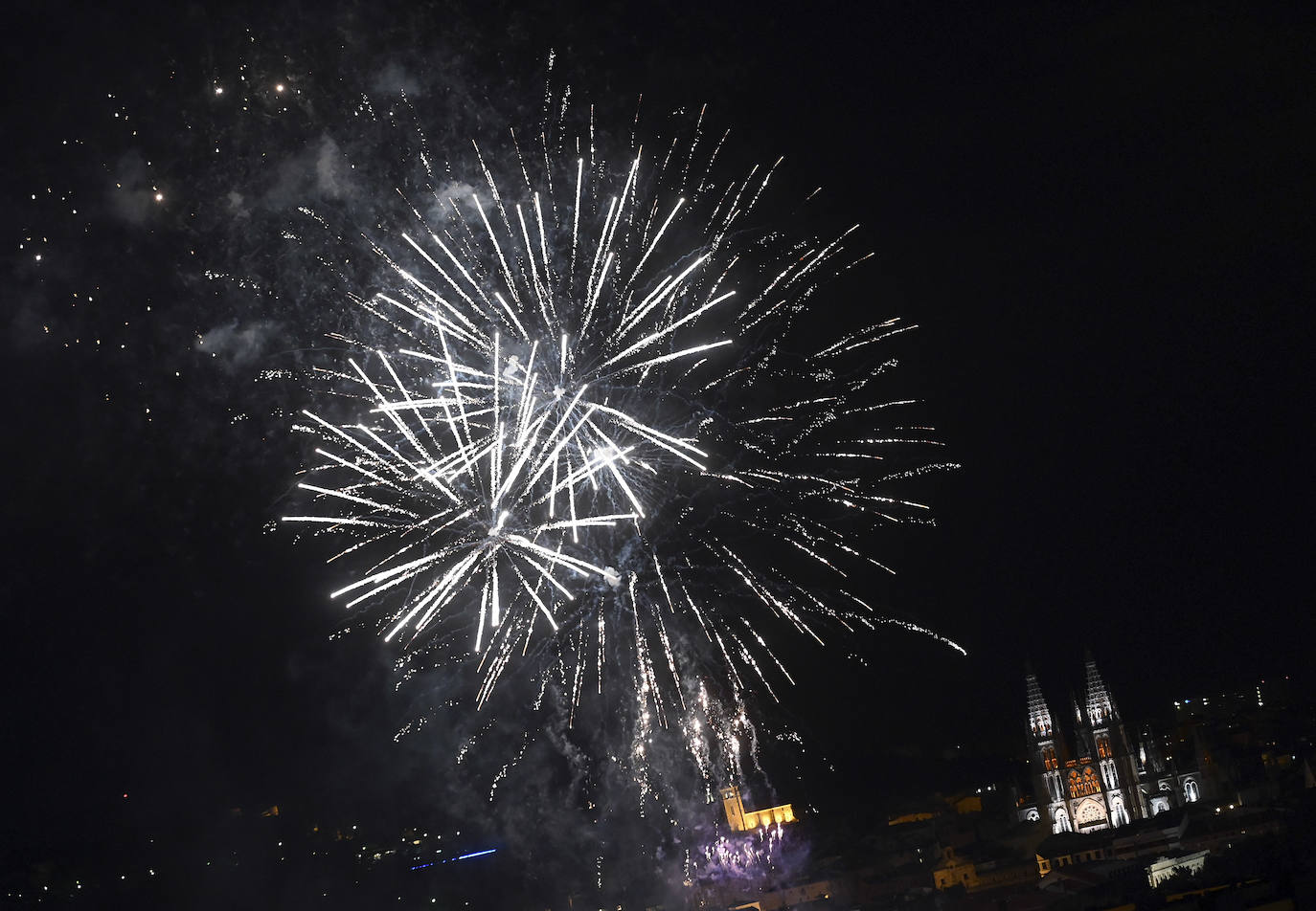 Fuegos artificiales desde el Puente de Castilla