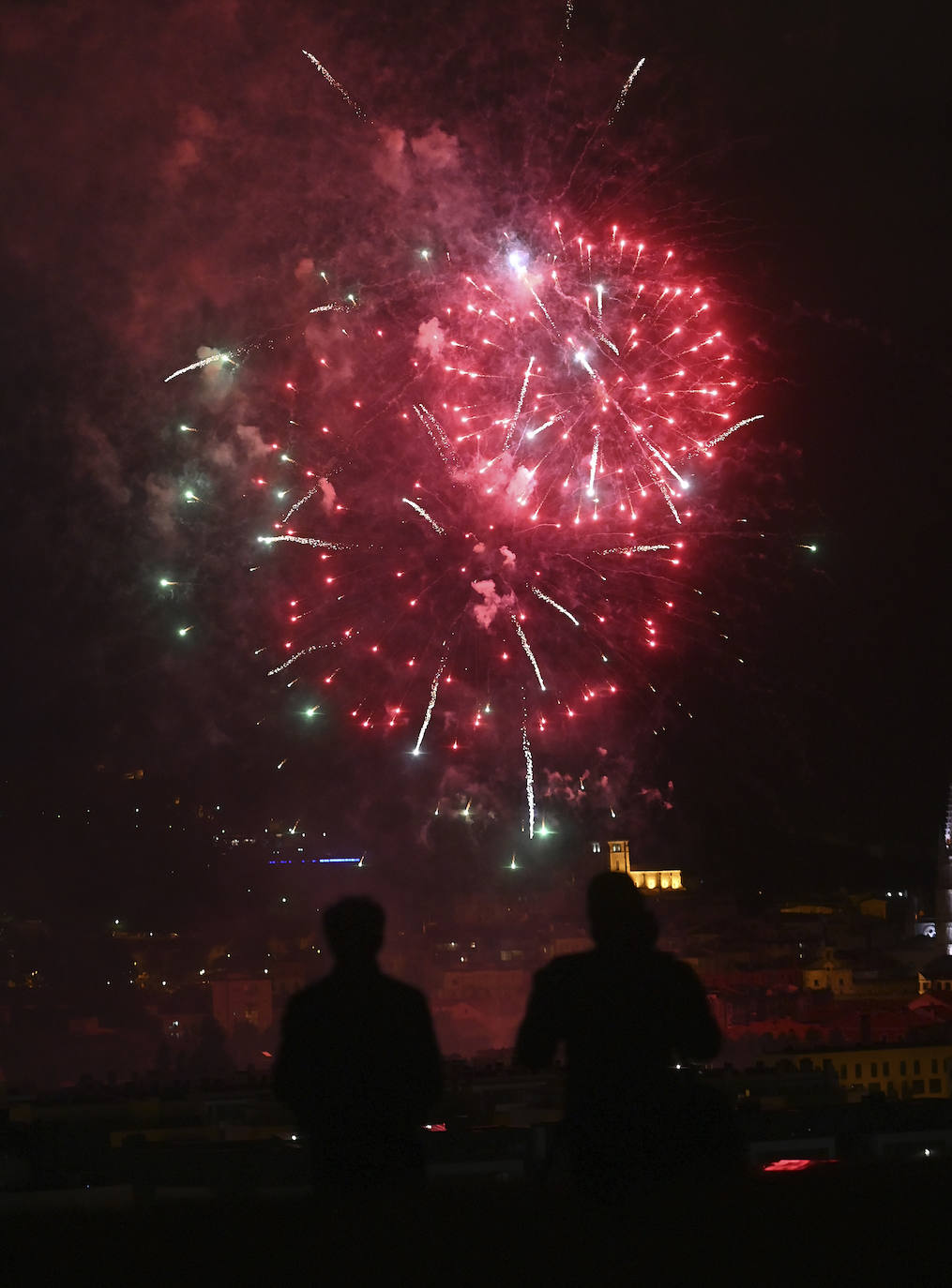 Fuegos artificiales desde el Puente de Castilla