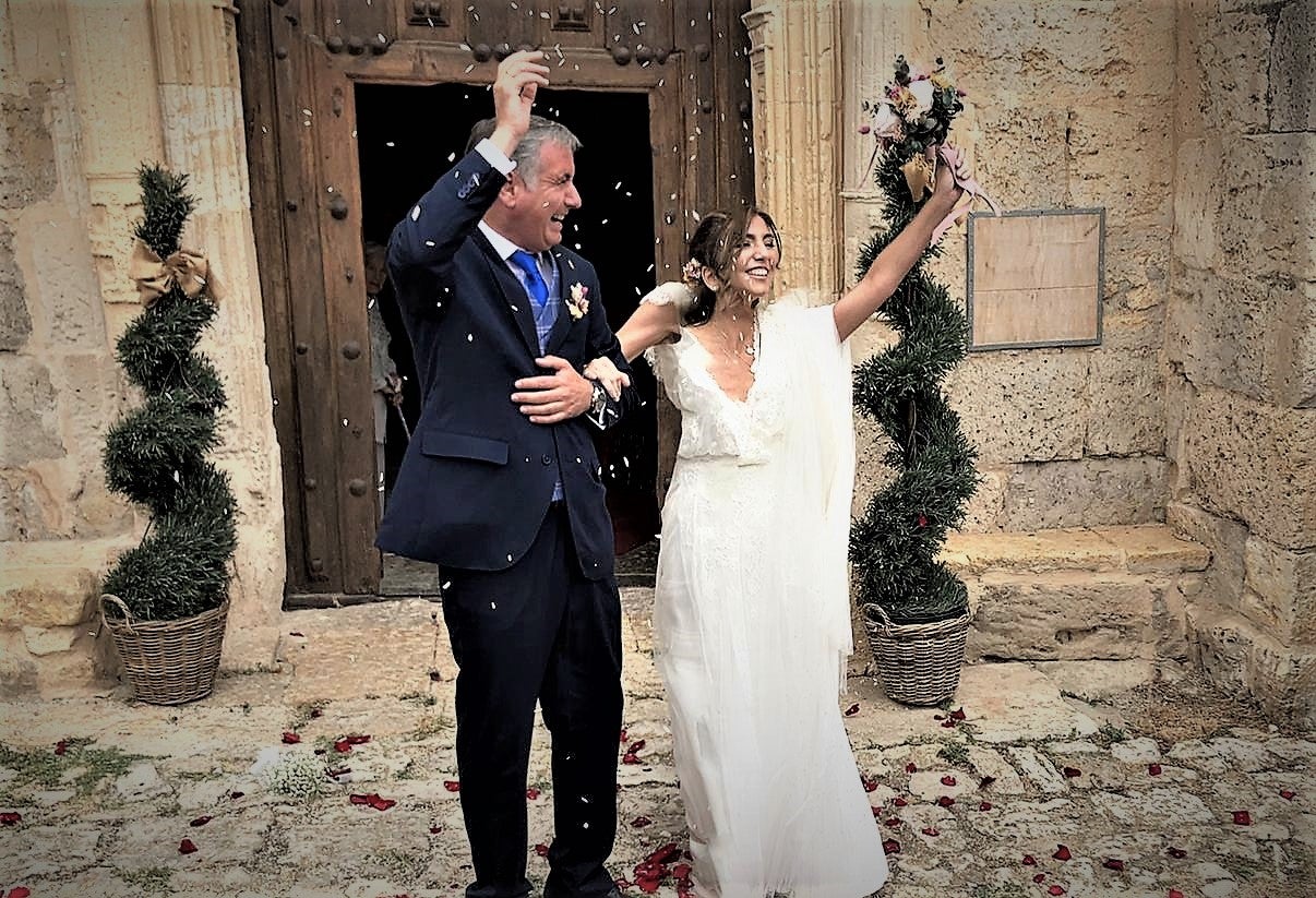 Óscar y Alicia a la salida de la iglesia de Lodoso, tras su boda. 