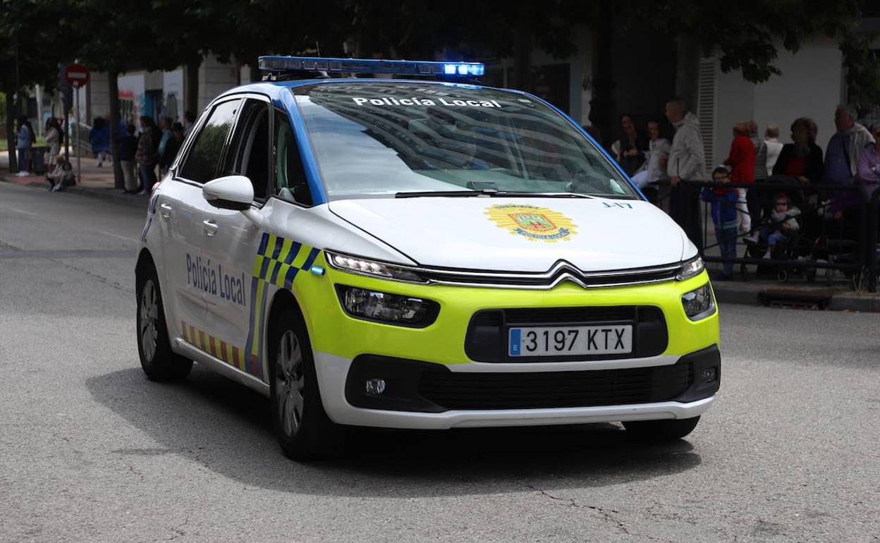 Coche de Policía Local durante la cabalgata de peñas de los Sampedros 2022