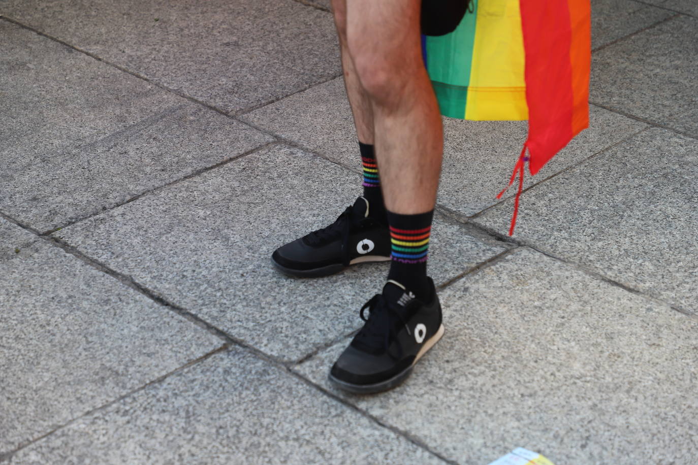 Los manifestantes lucen las banderas arcoíris para reivindicarse pro las calles de Burgos en el Día del Orgullo 2022