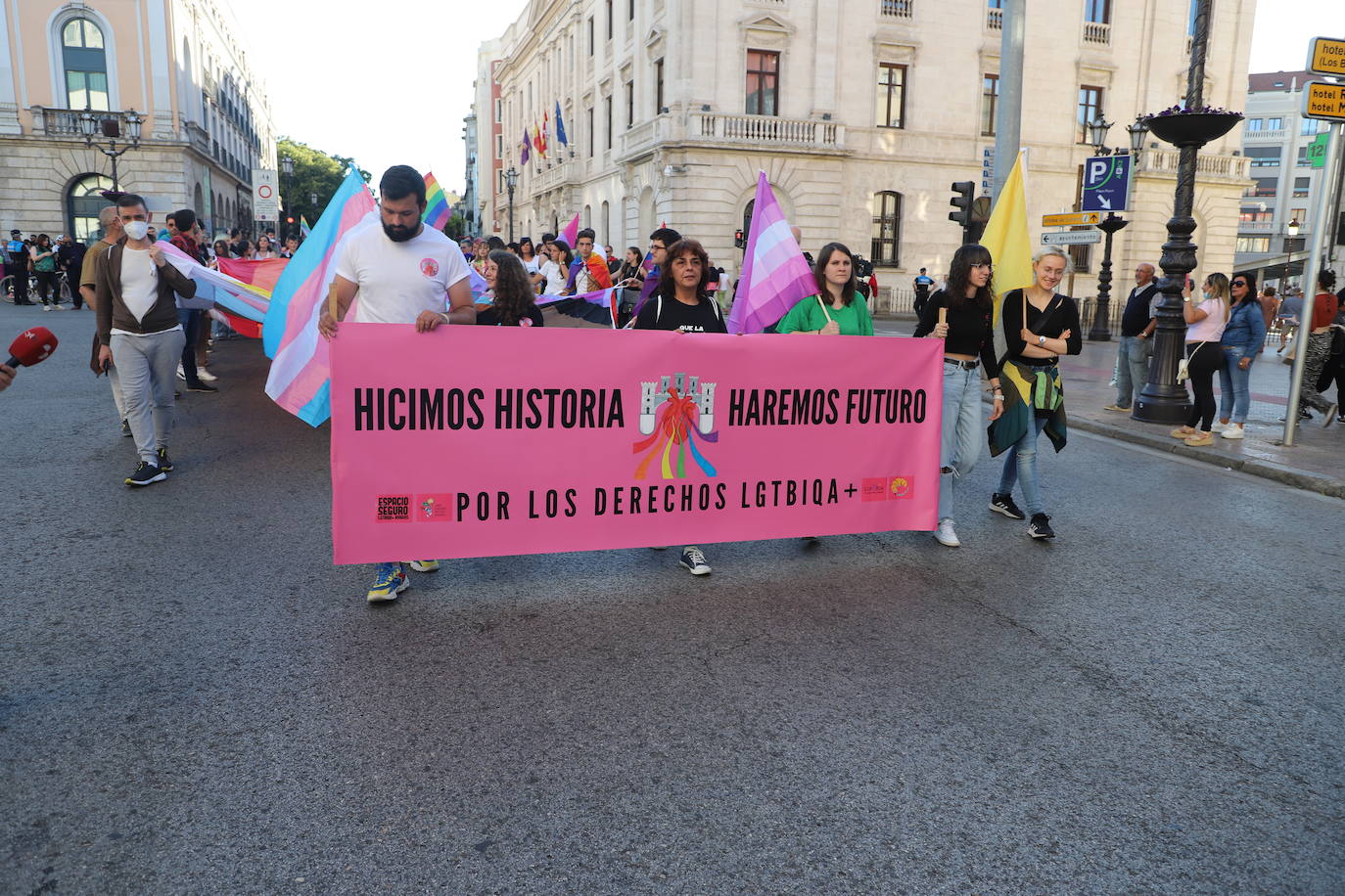 Los manifestantes lucen las banderas arcoíris para reivindicarse pro las calles de Burgos en el Día del Orgullo 2022