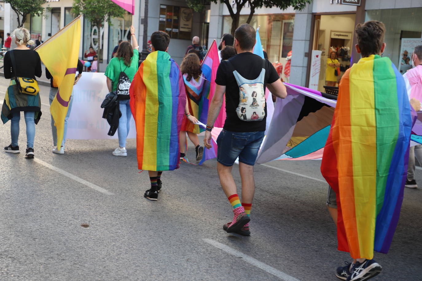 Los manifestantes lucen las banderas arcoíris para reivindicarse pro las calles de Burgos en el Día del Orgullo 2022