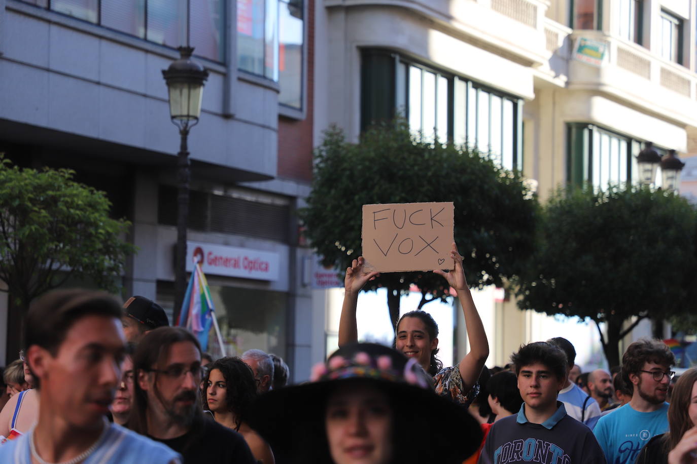 Los manifestantes lucen las banderas arcoíris para reivindicarse pro las calles de Burgos en el Día del Orgullo 2022