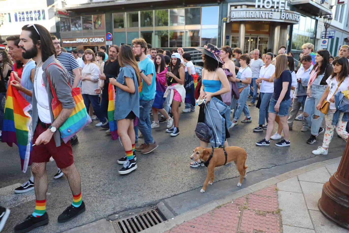 Los manifestantes lucen las banderas arcoíris para reivindicarse pro las calles de Burgos en el Día del Orgullo 2022