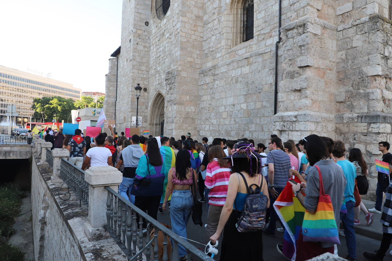 Los manifestantes lucen las banderas arcoíris para reivindicarse pro las calles de Burgos en el Día del Orgullo 2022