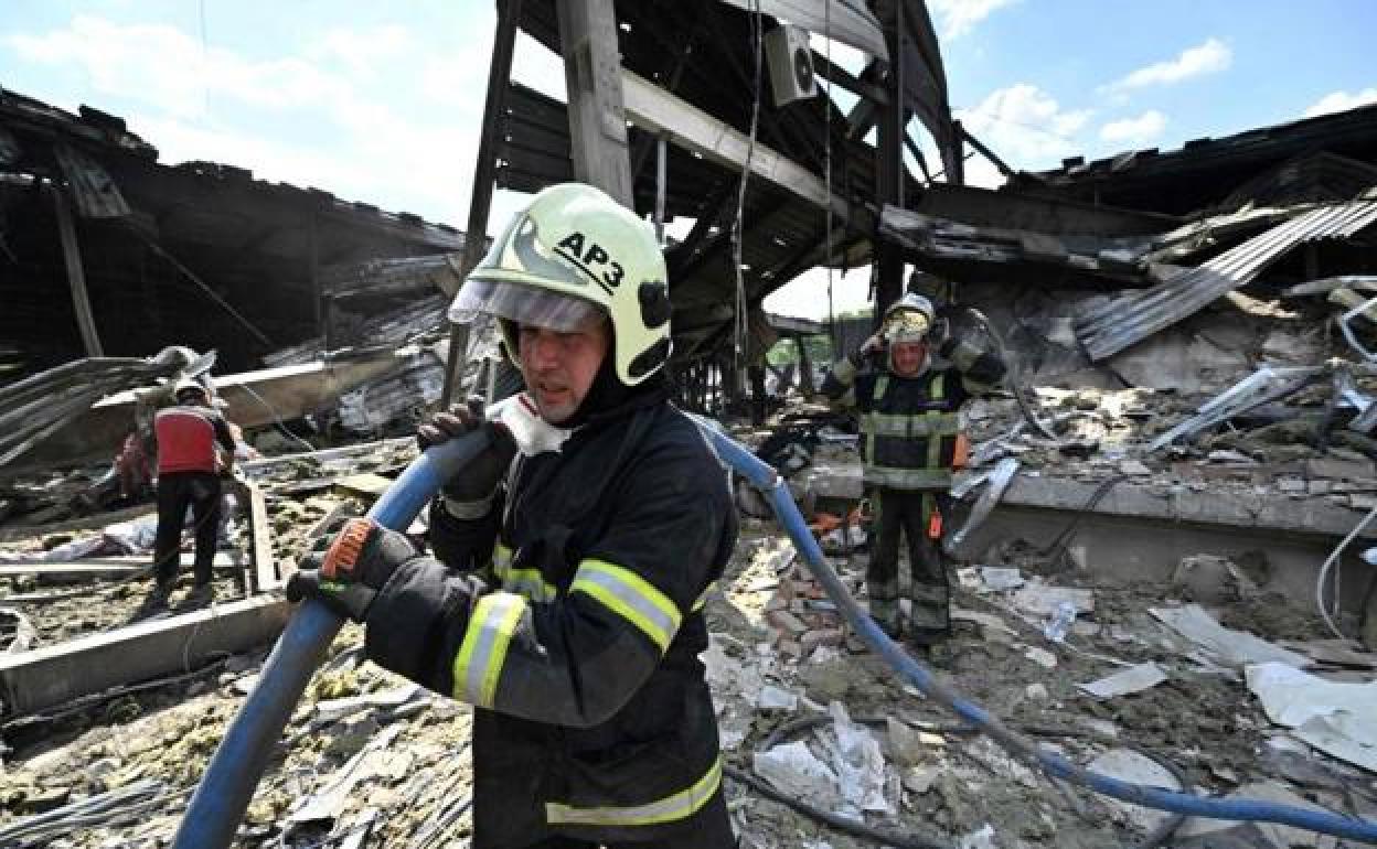 Los bomberos examinan los restos del edificio en busca de nuevas víctimas. 