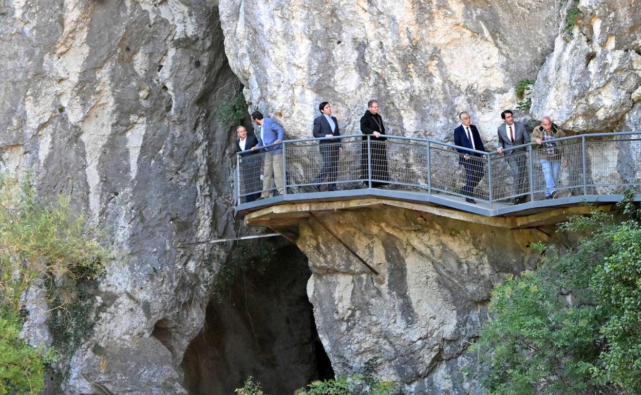 Un tramo de las nuevas pasarelas del desfiladero de La Yecla. 